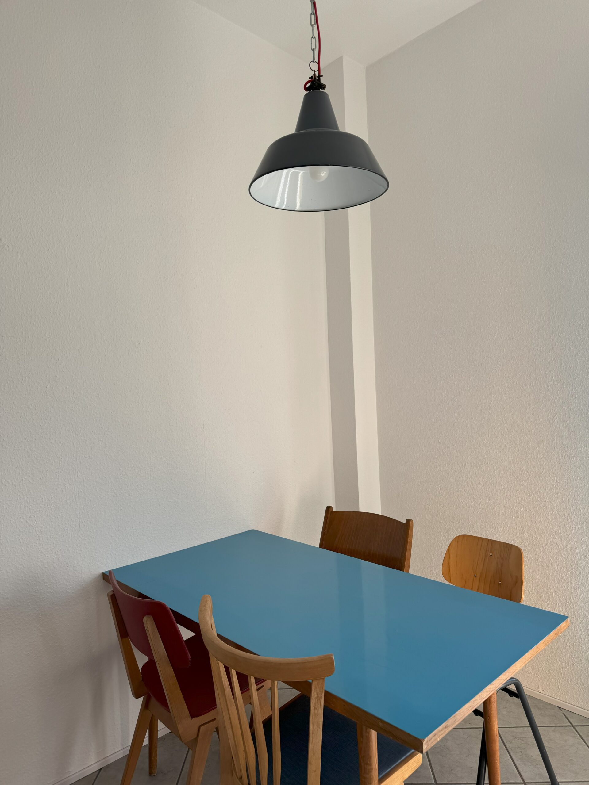 Blauer Küchentisch und Lampe